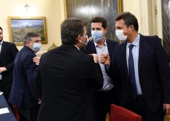 El Gobierno convocó a la oposición a conformar una comisión de seguimiento de la pandemia