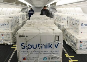 Llegaron más de 650.000 dosis de AstraZeneca y esta tarde arriban más vacunas Sputnik V