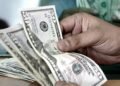 Después de tres años de caída, los depósitos privados en dólares crecen 8,5 % en 2021