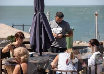 Hoteles y restaurantes, el sector que lidera el crecimiento de la actividad económica