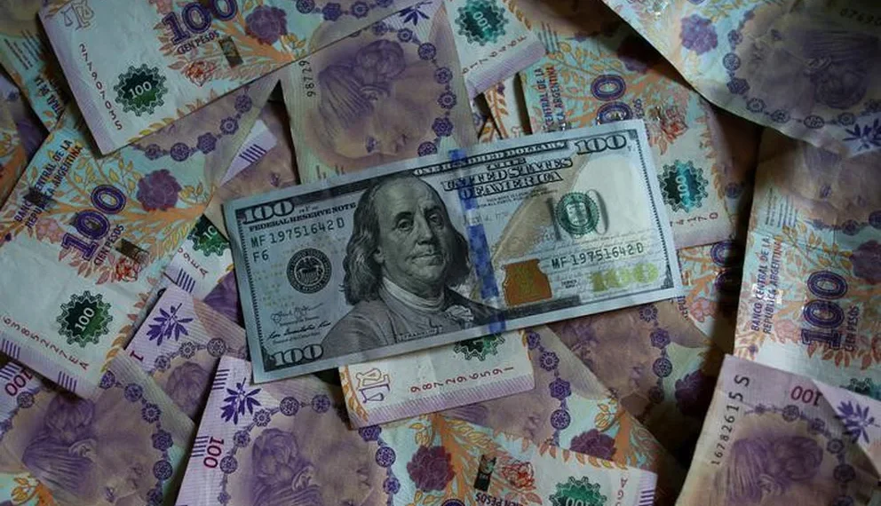 ¿Dólar tarjeta o efectivo?: Por qué se encarecieron los viajes al exterior en Semana Santa y cómo conviene pagar