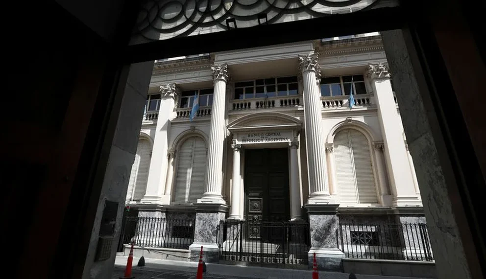 La caída de reservas del BCRA por pagos al BID y Banco Mundial auguran otra semana complicada