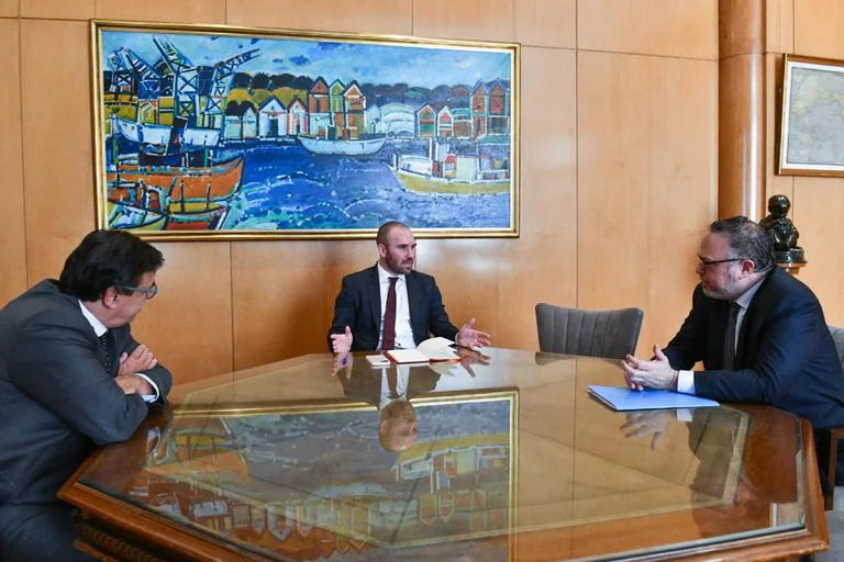 ¿La economía vuela?: el Gobierno festeja los datos de abril, pero el acuerdo con el FMI obligará a un frenazo