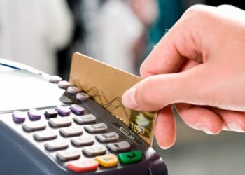 Proponen bajar impuestos en pagos con tarjetas para impulsar el uso de dinero electrónico