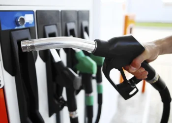 Por la falta de gasoil, YPF ya cobra un 60% más caro el litro de combustible premium a vehículos con patente extranjera