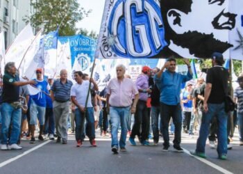 Bancarios realizan desde las 11 un cese de tareas para sumarse a la marcha de la CGT