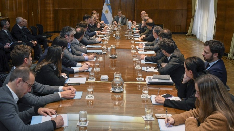 Sergio Massa encabeza una reunión de gabinete económico