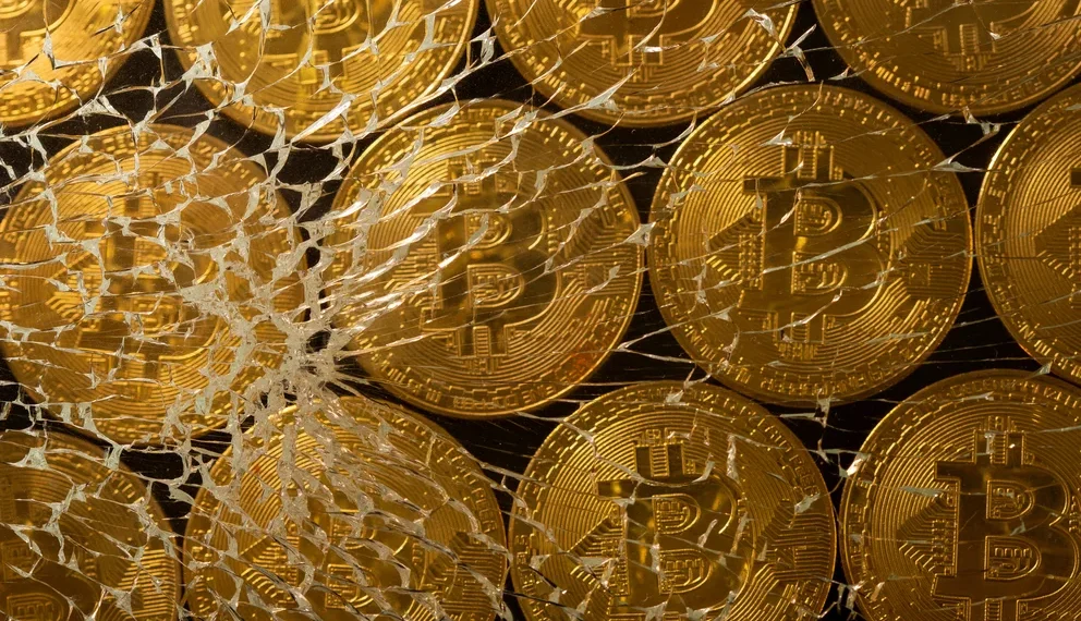 Bitcoin vuelve a las bajas: perdió más de 6% en una hora en la apertura del viernes