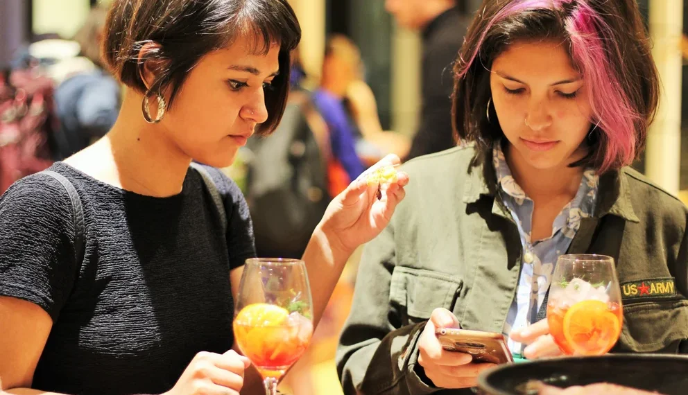 Salir a comer afuera cuesta 106% más que a fines de 2021: qué hay detrás de ese aumento