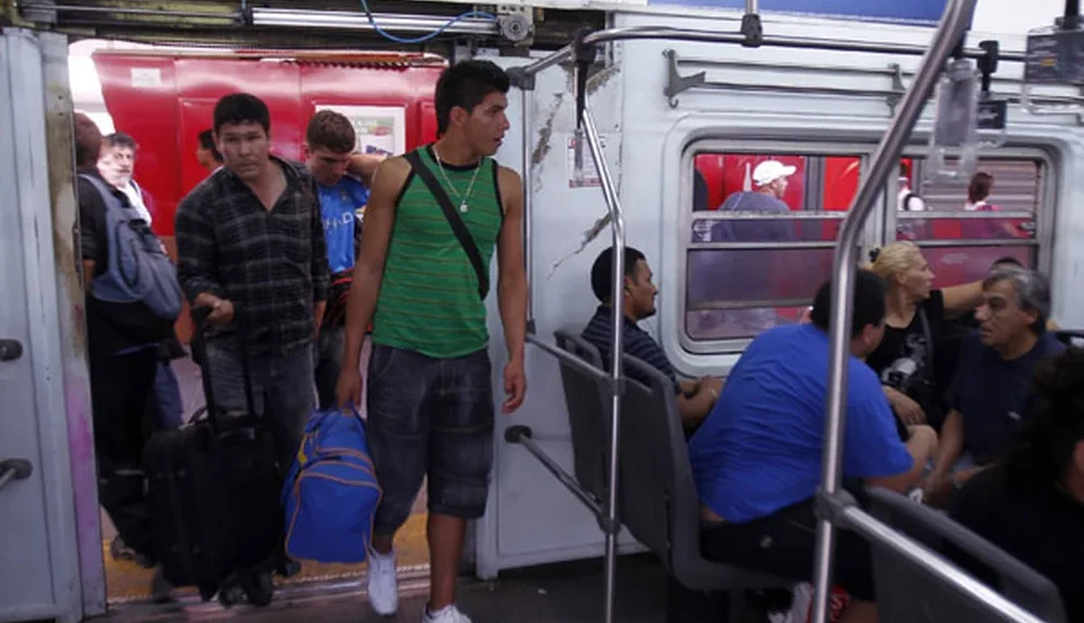 Ya rigen aumentos para pasajeros de colectivos y trenes en el Área Metropolitana