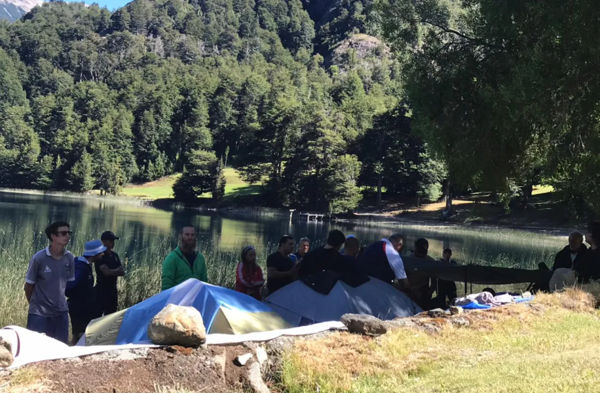 Protesta en Lago Escondido: piden que intervengan la Iglesia y el gobierno nacional para evitar hechos de violencia