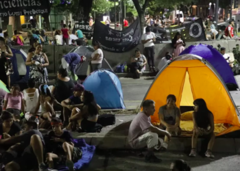 Los piqueteros cortan la 9 de Julio y amenazan con mantener el acampe hasta el miércoles