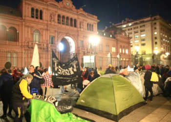 Los piqueteros le entregaron un petitorio al Presidente y levantaron el acampe