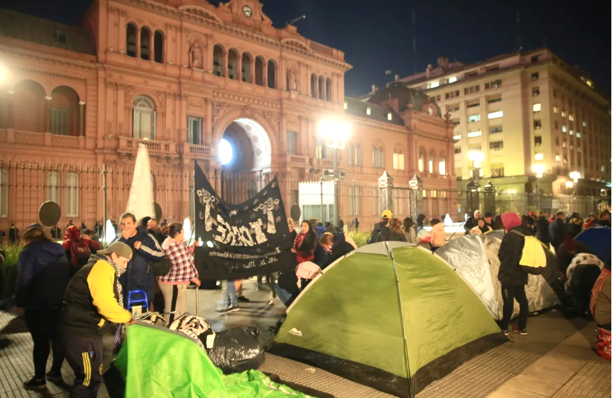 Los piqueteros le entregaron un petitorio al Presidente y levantaron el acampe