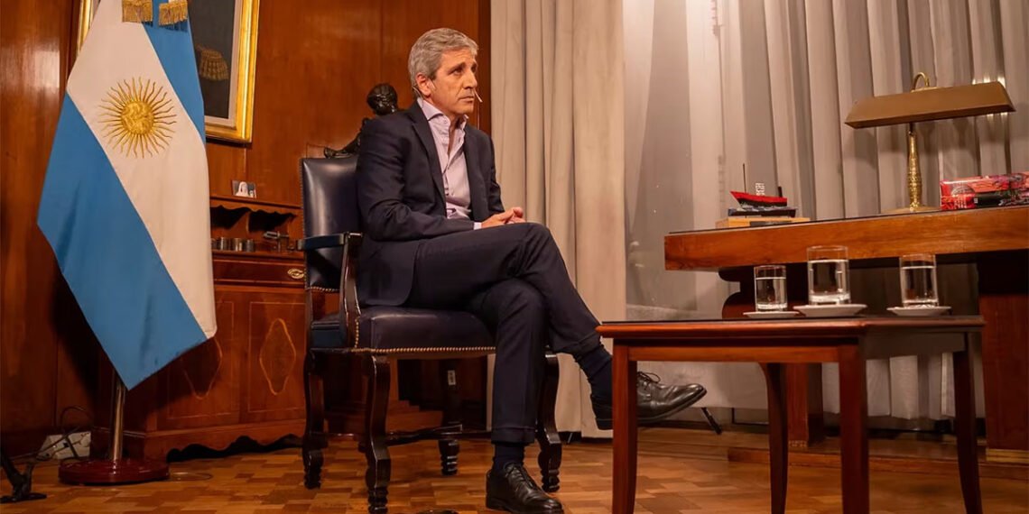 Luis Caputo acordó el desembolso con el FMI a un costo grande