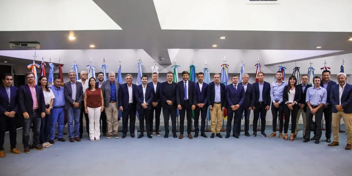 El Gobierno convocará formalmente hoy a todos los gobernadores para discutir la nueva ley Ómnibus y el pacto fiscal