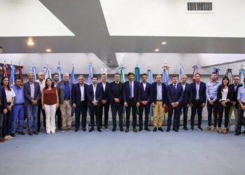 El Gobierno convocará formalmente hoy a todos los gobernadores para discutir la nueva ley Ómnibus y el pacto fiscal