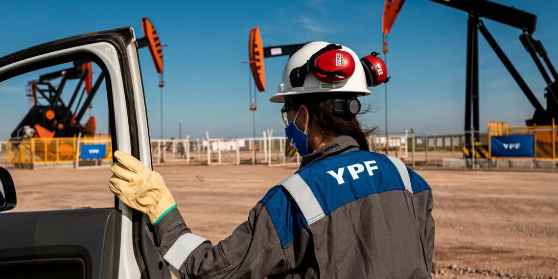 YPF aprobó desprenderse de 55 pozos de baja producción y ajustó el valor contable de esos activos