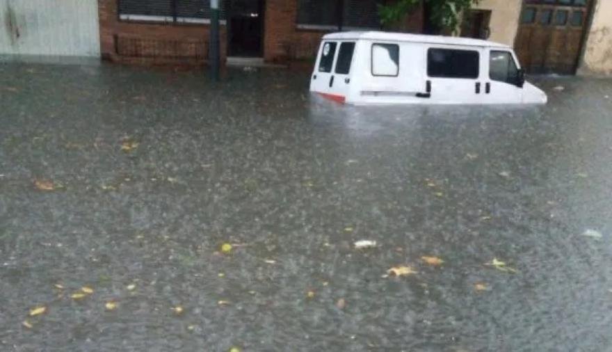 Temporal en CABA: árboles caídos, calles anegadas y vuelos desviados