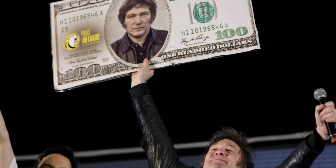 Suben las acciones argentinas de Wall Street y baja el riesgo país, en la previa de la cadena nacional de Milei