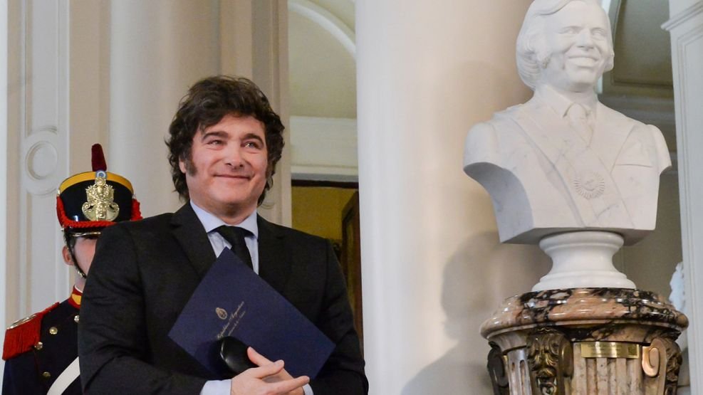 Milei inauguró un busto de Carlos Menem en la Casa Rosada