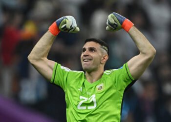 Dibu Martínez quiere ir a París 2024 y aseguró que se tiene que pelear más con su club