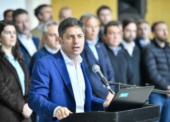 Kicillof apuntó contra Caputo y rechazó la Ley Bases