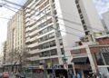 Una pareja atrincherada en un edificio en Caballito amenazó con arrojarse de un piso 20