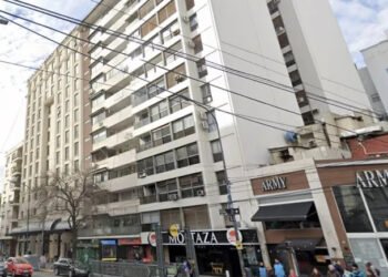 Una pareja atrincherada en un edificio en Caballito amenazó con arrojarse de un piso 20