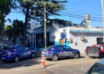 Un grupo de policías rosarinos fueron imputados por robarles casi 77 mil dólares en un allanamiento