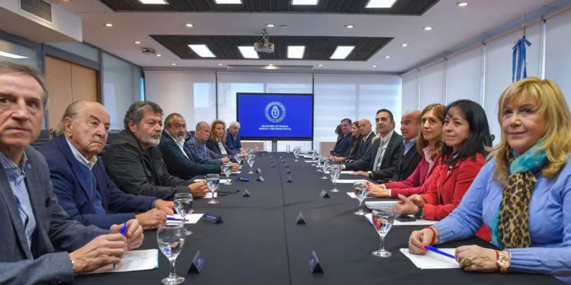 El Gobierno comenzó a dialogar con la CGT para evitar otro paro