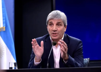 Caputo confirmó que el impuesto PAIS se reducirá en septiembre