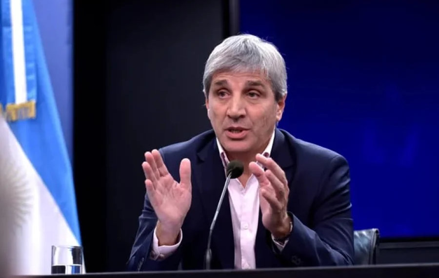Caputo confirmó que el impuesto PAIS se reducirá en septiembre