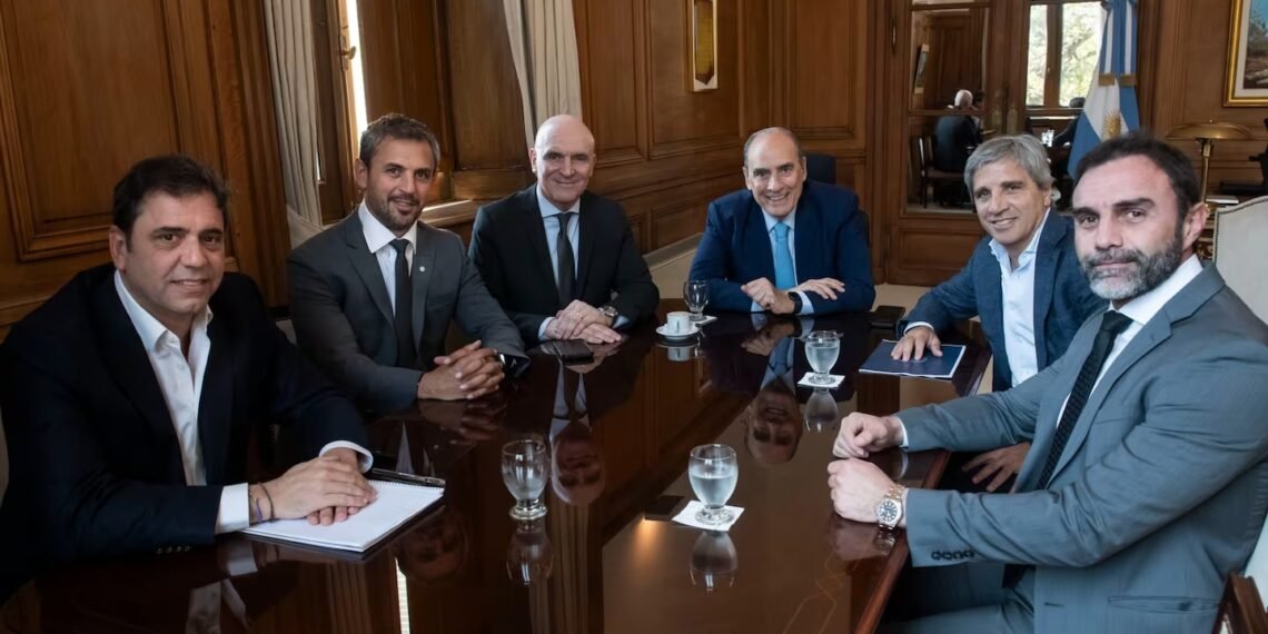 El Gobierno analiza enviar a dos funcionarios de Economía en lugar de Caputo a defender el Presupuesto 2025