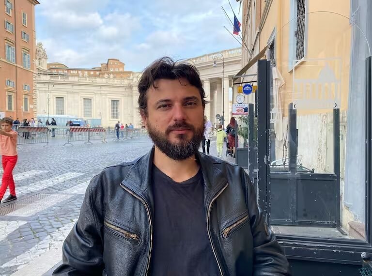 Escándalo con Grabois en Ezeiza luego de su viaje a Roma para visitar al Papa Francisco