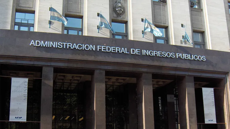Chau AFIP se desvincularán a 3.155 agentes y además se anunció la reducción de los sueldos de los directivos.