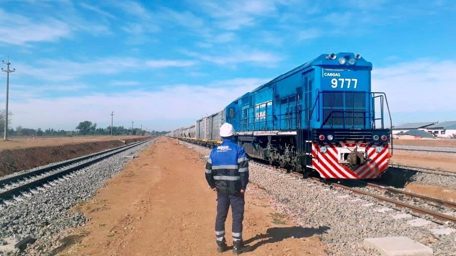 Plan Motosierra: Javier Milei oficializó la privatización de la empresa ferroviaria Belgrano Cargas