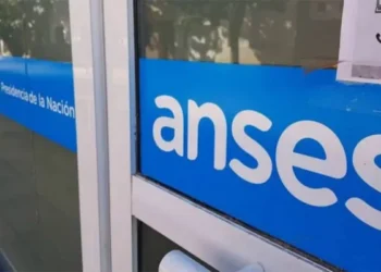 El gobierno busca  reducir el déficit y equilibrar las cuentas públicas mediante la reducción de la estructura estatal