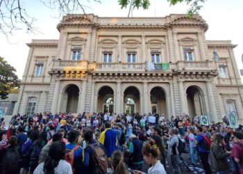 Día Mundial de la Salud Mental, trabajadores del hospital Bonaparte marcharon en defensa de la salud mental