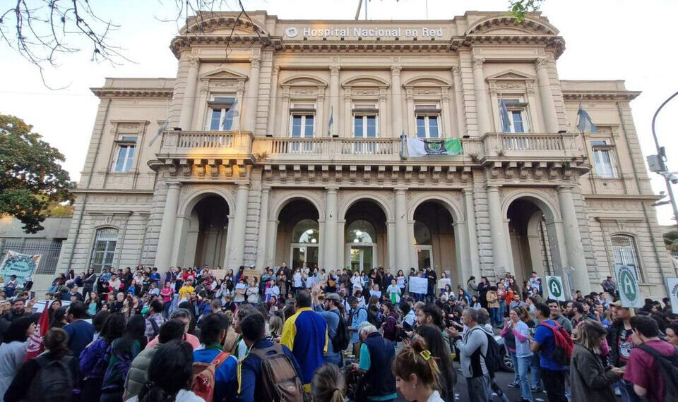 Día Mundial de la Salud Mental, trabajadores del hospital Bonaparte marcharon en defensa de la salud mental