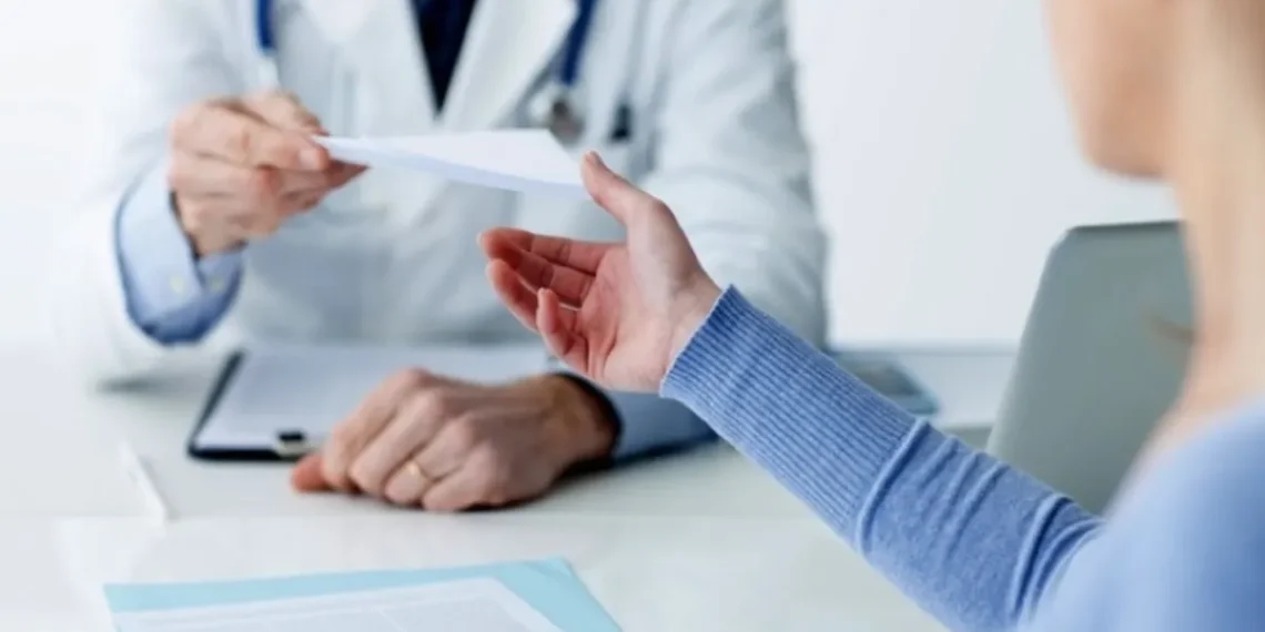 El gobierno autorizó a las obras sociales y las prepagas a emitir las recetas y órdenes solo por los médicos de la cartilla autorizados