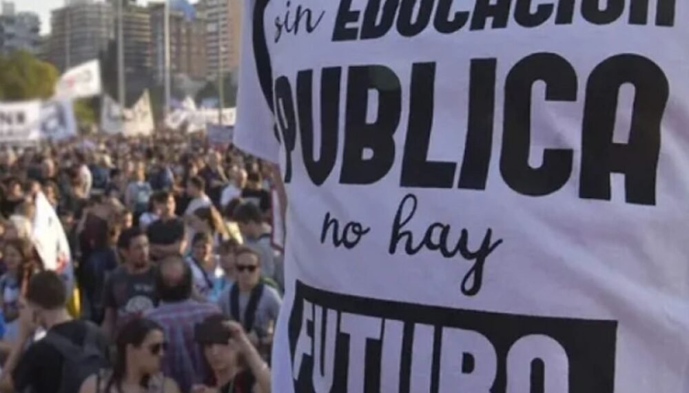 Conflicto Universitario: Dictan más de 100 clases públicas en Plaza de Mayo como medida de protesta