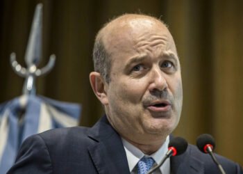 Federico Sturzenegger anunció que comenzarán los exámenes para empleados públicos