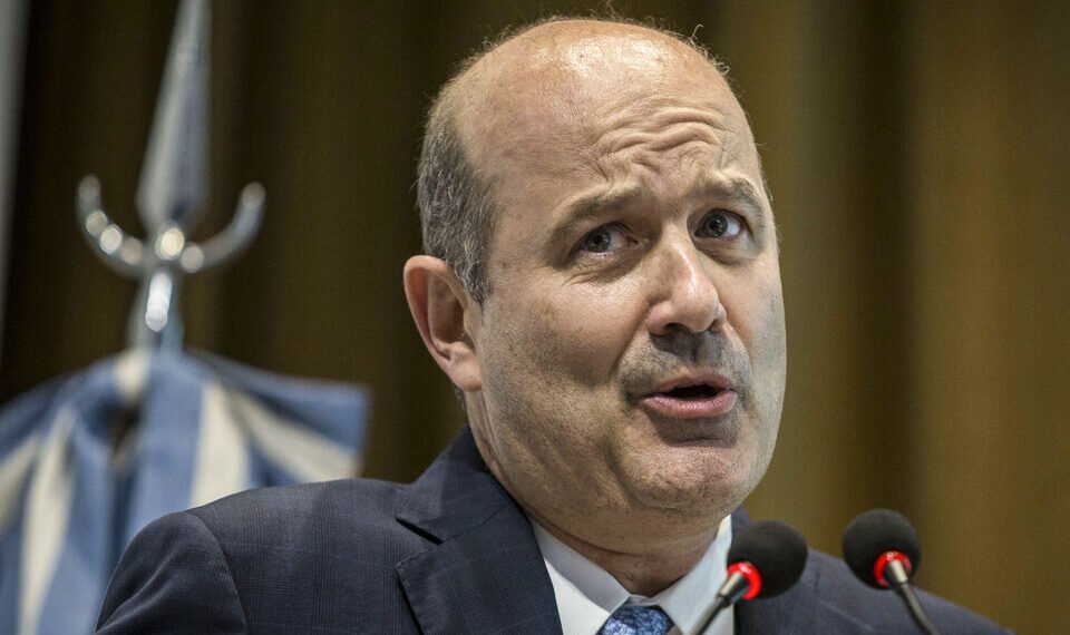 Federico Sturzenegger anunció que comenzarán los exámenes para empleados públicos