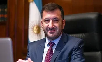 El senador destituido Edgardo Kueider insiste en volver a su banca