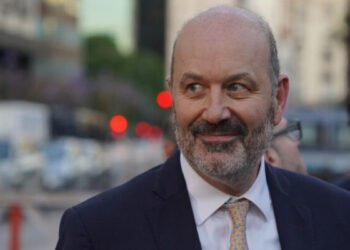 Sigue la motosierra de Milei, Sturzenegger confirmó 100 nuevos despidos