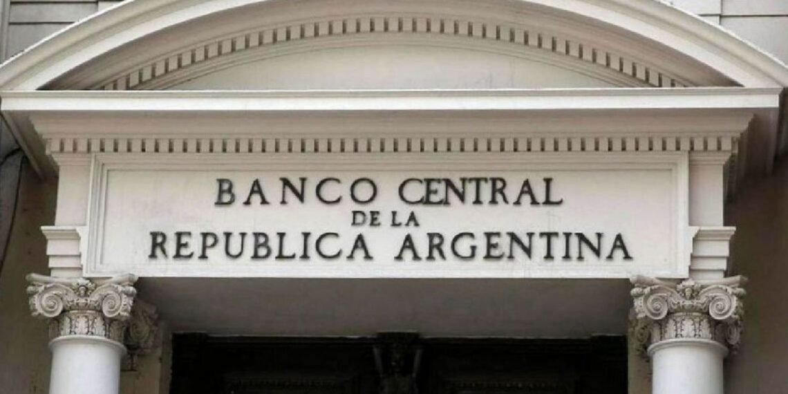 Paso previo a la dolarización: el BCRA habilitó el pago en dólares para cualquier transacción