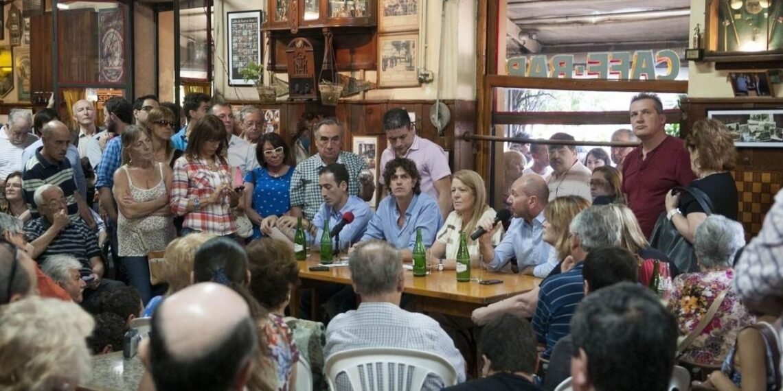 Martín Lousteau en reunión con vecinos de Villa Devoto: “Hay que defender la Constitución frente a los atropellos autoritarios”