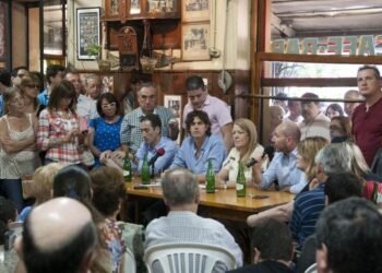 Martín Lousteau en reunión con vecinos de Villa Devoto: “Hay que defender la Constitución frente a los atropellos autoritarios”