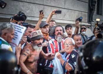 Los jubilados, escoltados por hinchas de varios clubes, marcharán al Congreso